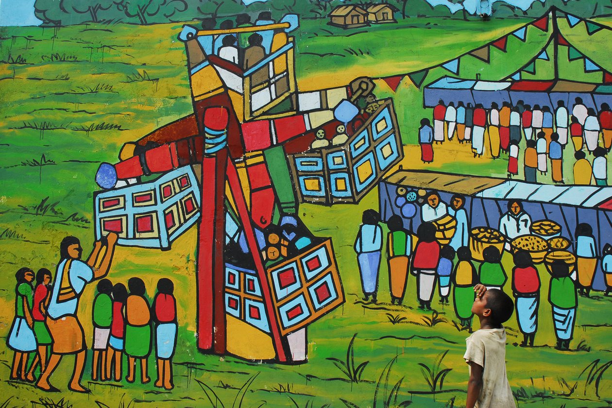 Un enfant voit une peinture murale sur le mur de l