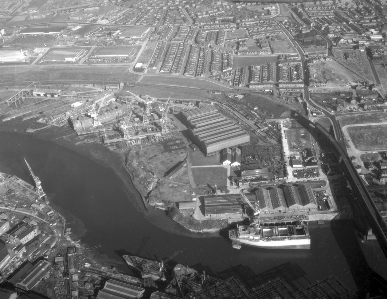 Vue aérienne du chantier naval de Southwick montrant des navires en construction, y compris Sygna et Nicola, le premier SD14, Sunderland, 11 octobre 1967 - Unbekannt Unbekannt