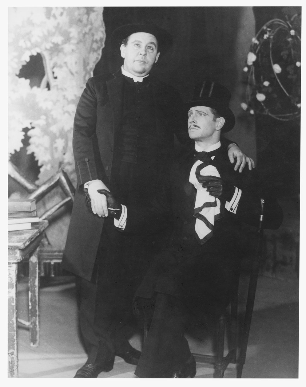 Charles Laughton en tant que Canon Chasuble et Roger Livesey en tant que John Worthing dans L