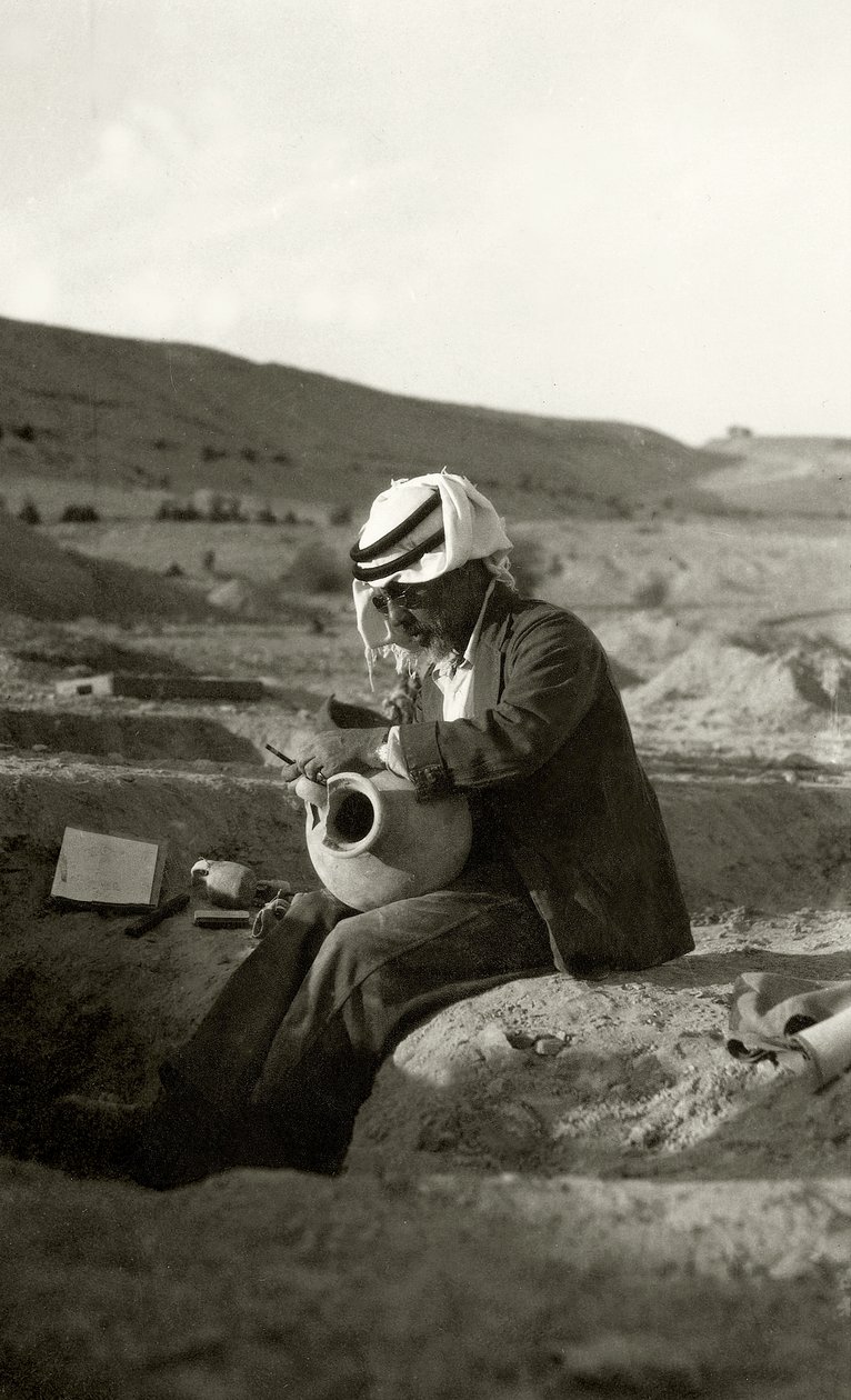 John Garstang à Jéricho étudiant une cruche de l