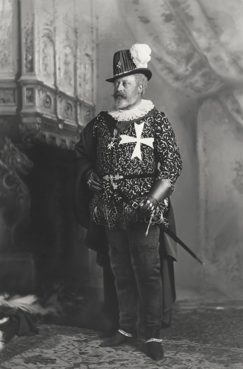 Le Prince de Galles, en costume de Grand Maître des Chevaliers Hospitaliers de Malte, au Bal de Devonshire House le 3 juillet 1897, à Devonshire House, Piccadilly, Londres - Lafayette Studio