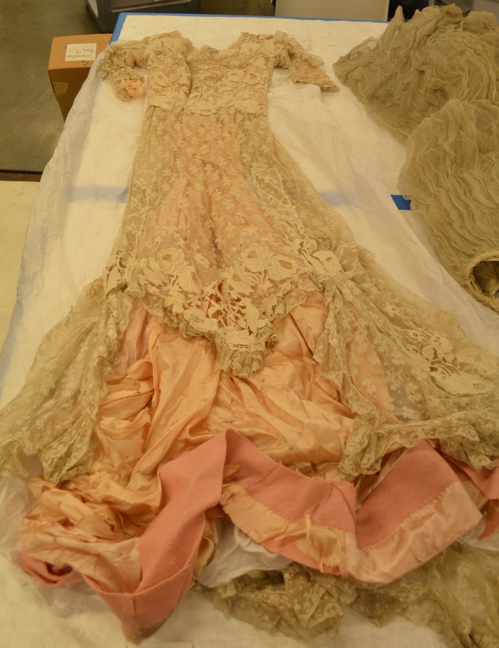 Robe en dentelle achetée à l