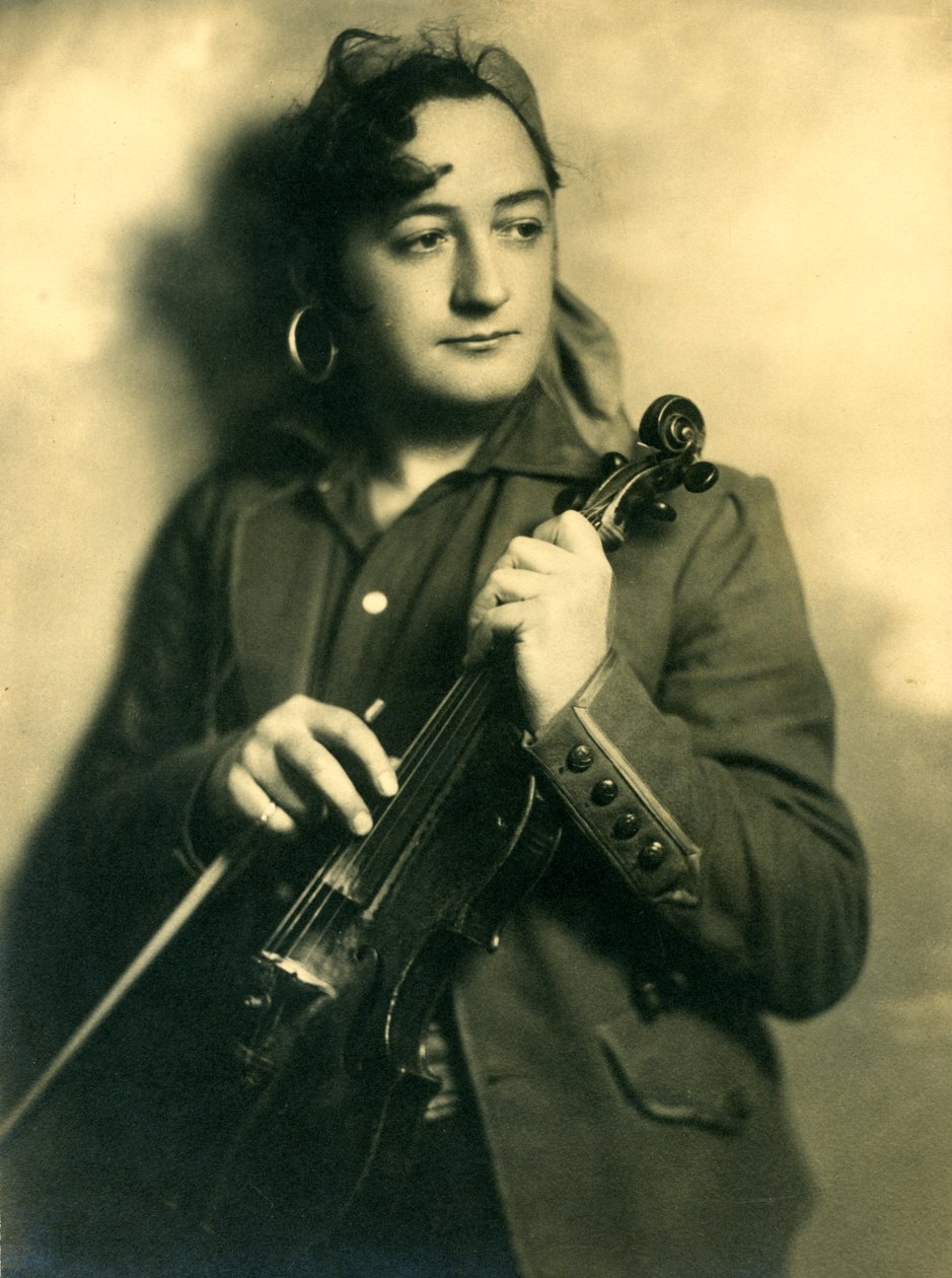 Alfred Gill tenant un violon, vers 1933 - Unknown