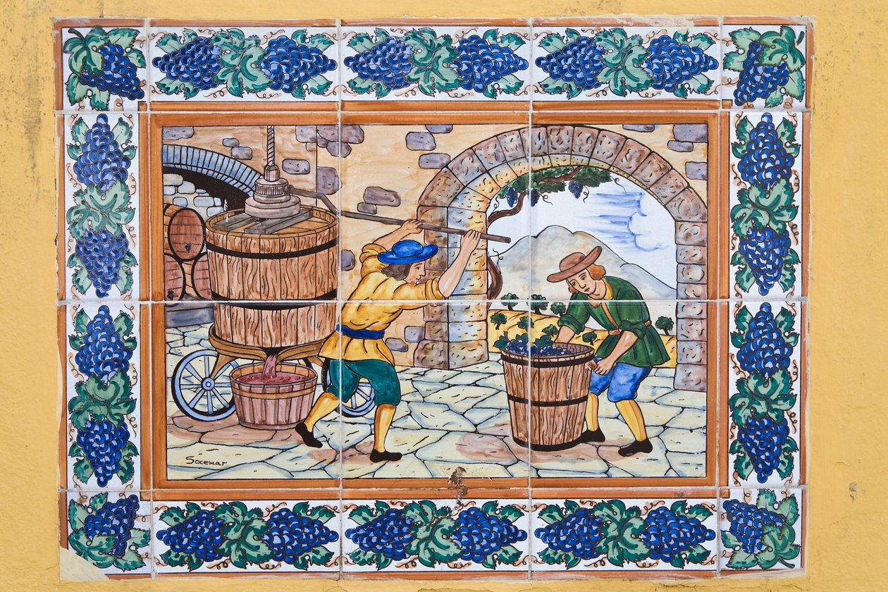 Carreaux de céramique espagnole moderne de style XVIIe ou XVIIIe siècle montrant des ouvriers opérant un pressoir à vin dans la cave du vignoble - Unknown
