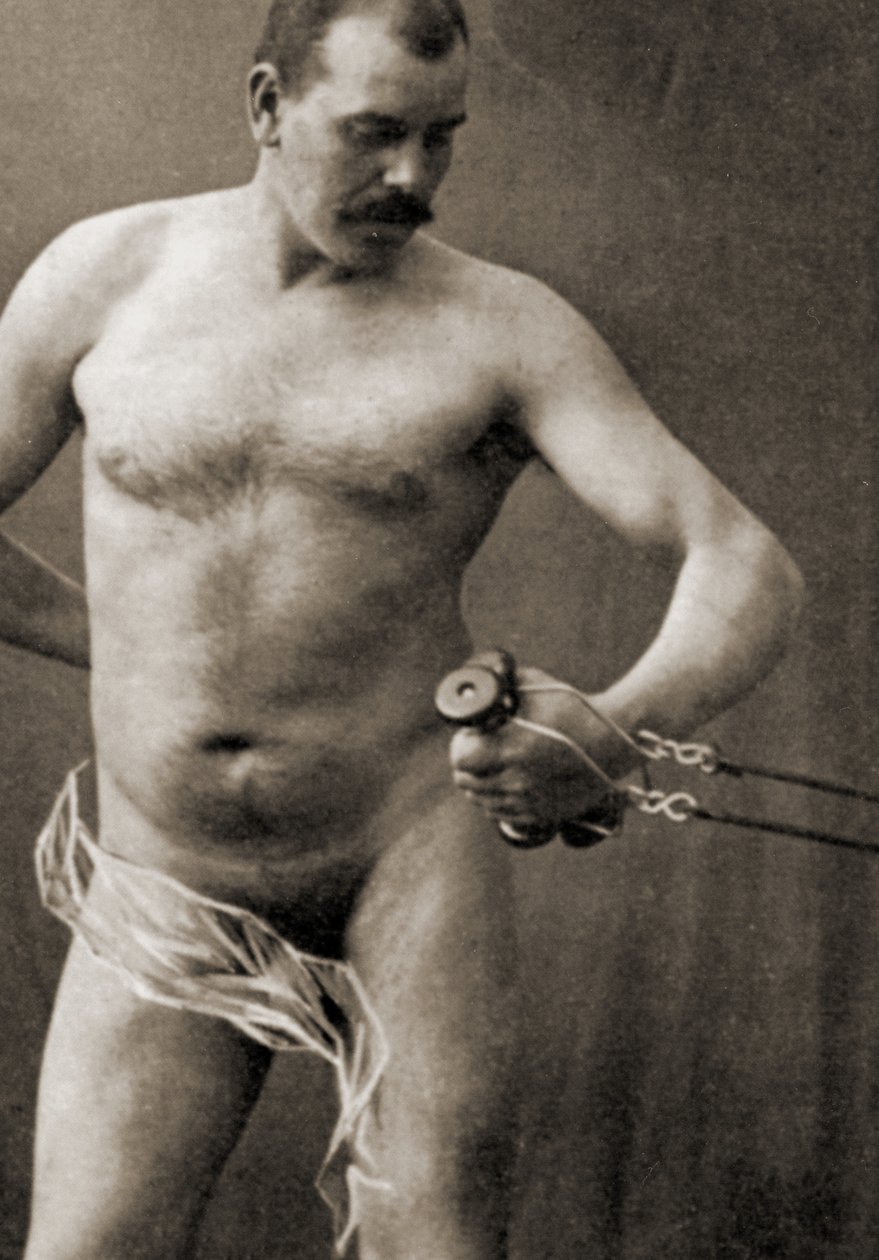Nu masculin tenant la poignée d