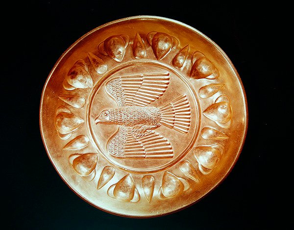 Assiette gravée avec aigle aux ailes déployées - Achaemenid