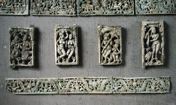 Quatre plaques représentant des figures féminines et deux bandes décoratives, de Begram - Afghan School