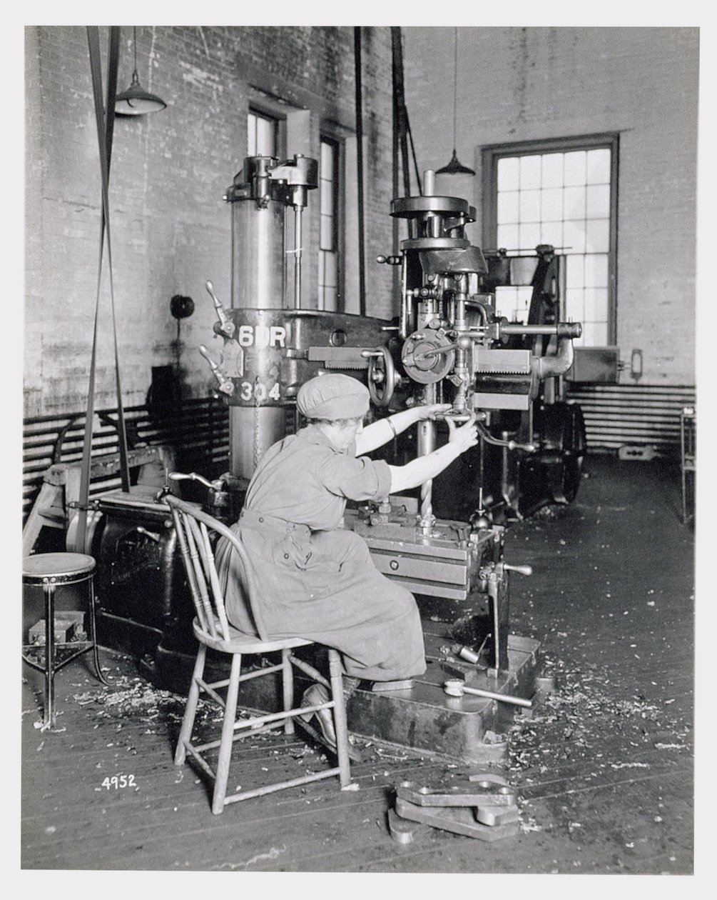 Travailleuse dans une usine pendant la Première Guerre mondiale, c.1917 - American Photographer