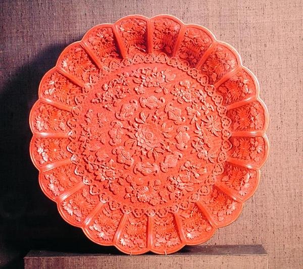 Plat rond (laque rouge sculptée) - Chinese School