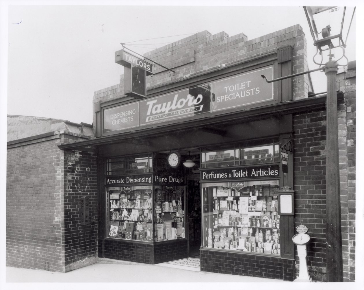 Pharmacie Taylors, Burley Road, Leeds, 20 avril 1936 - English Photographer