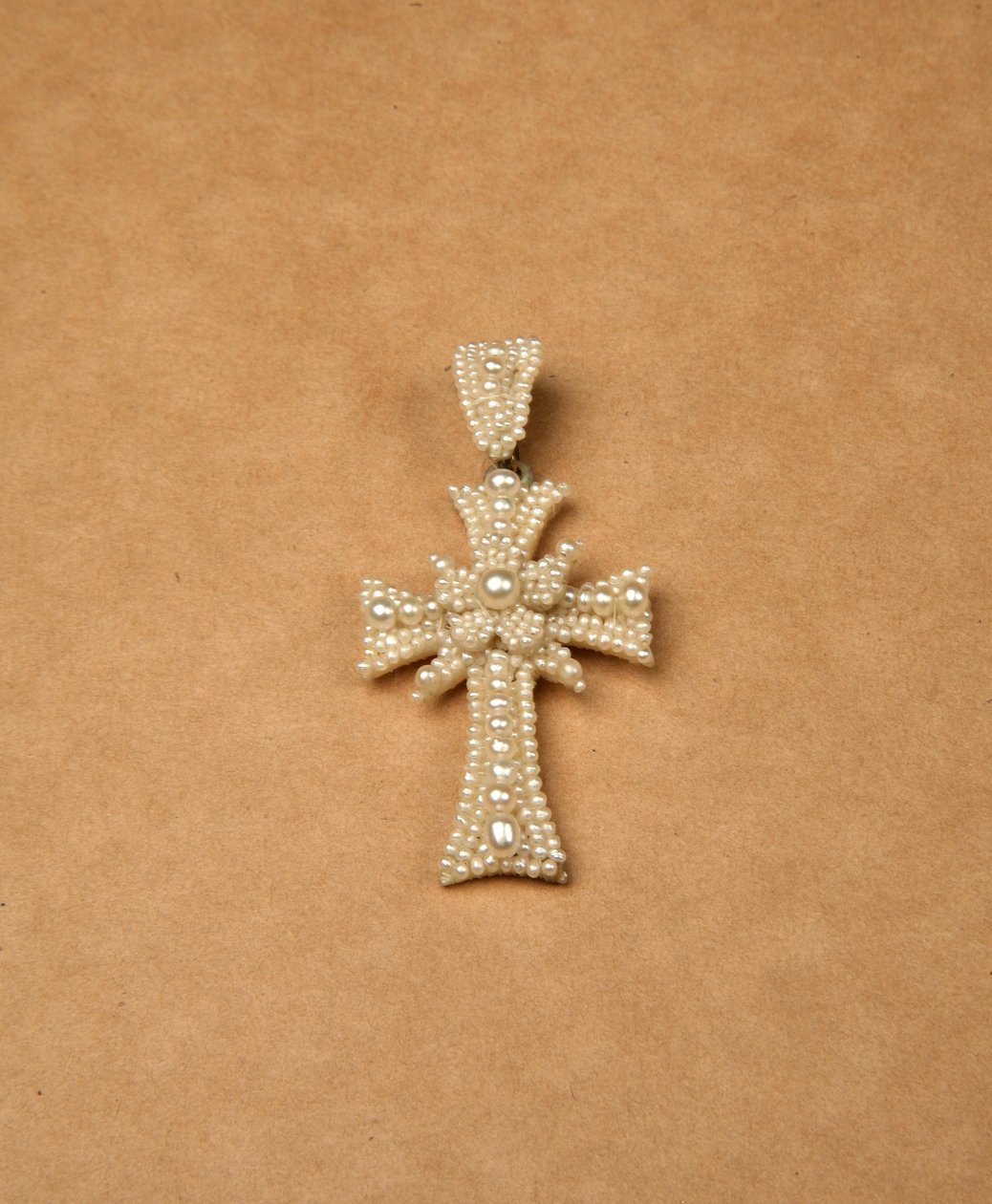 Pendentif cruciforme, c.1855-80 (perles de semence sur cadre en nacre) - English School