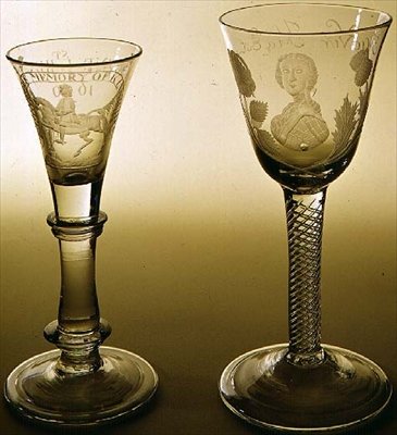 De gauche à droite : verre hanovrien commémorant la bataille de la Boyne, 1690 ; verre jacobite gravé avec portrait de Bonnie Prince Charlie (1720-88) - English School