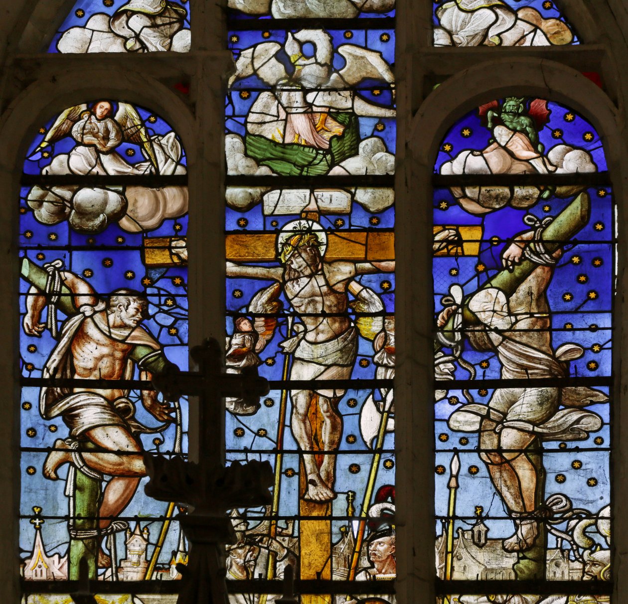 Fenêtre représentant la Crucifixion - French School