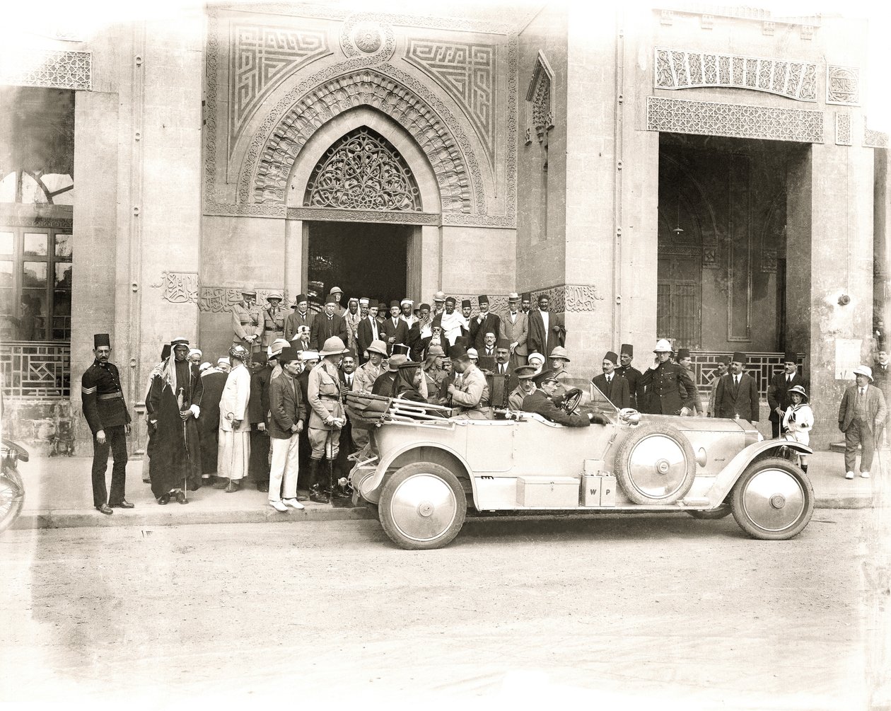 Sherif Abdullah arrive à la mosquée Rifai, Le Caire, début 1914 - A. Reid
