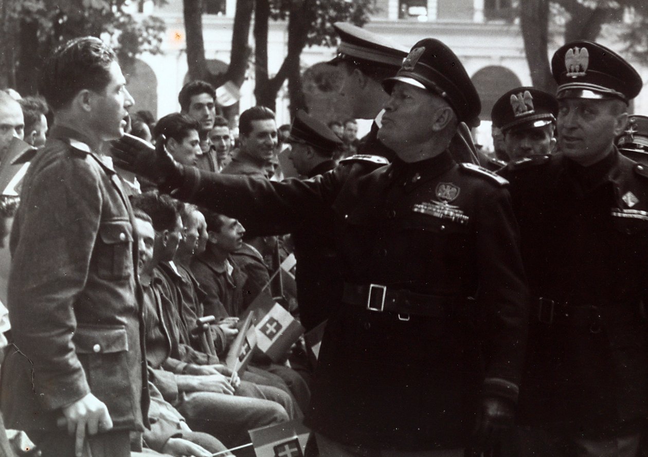 Mussolini saluant un soldat - Achille Villani