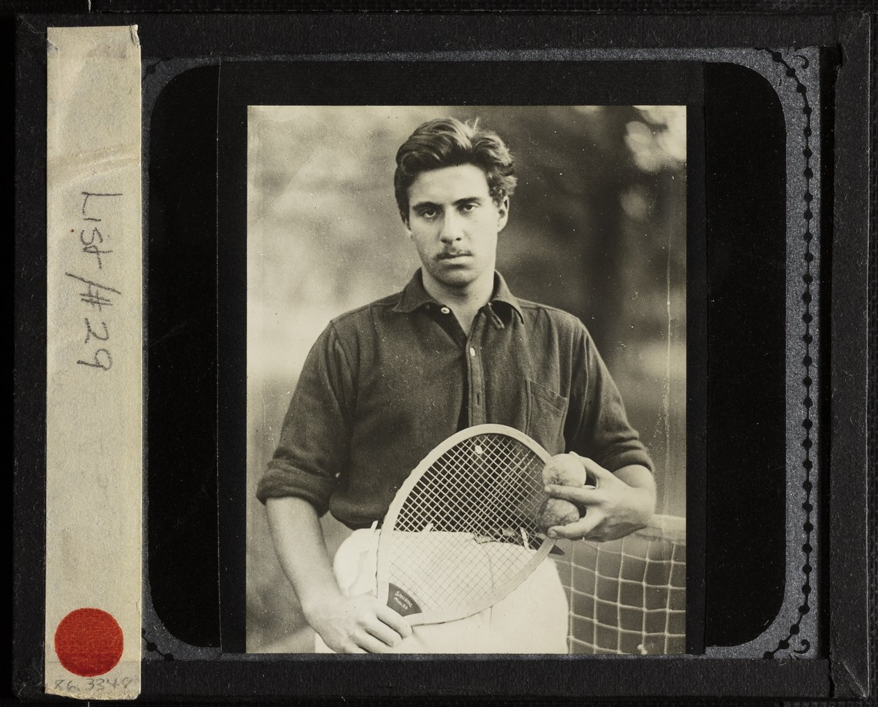 Sans titre (Neveu Edward avec une raquette de tennis) - Alfred Stieglitz
