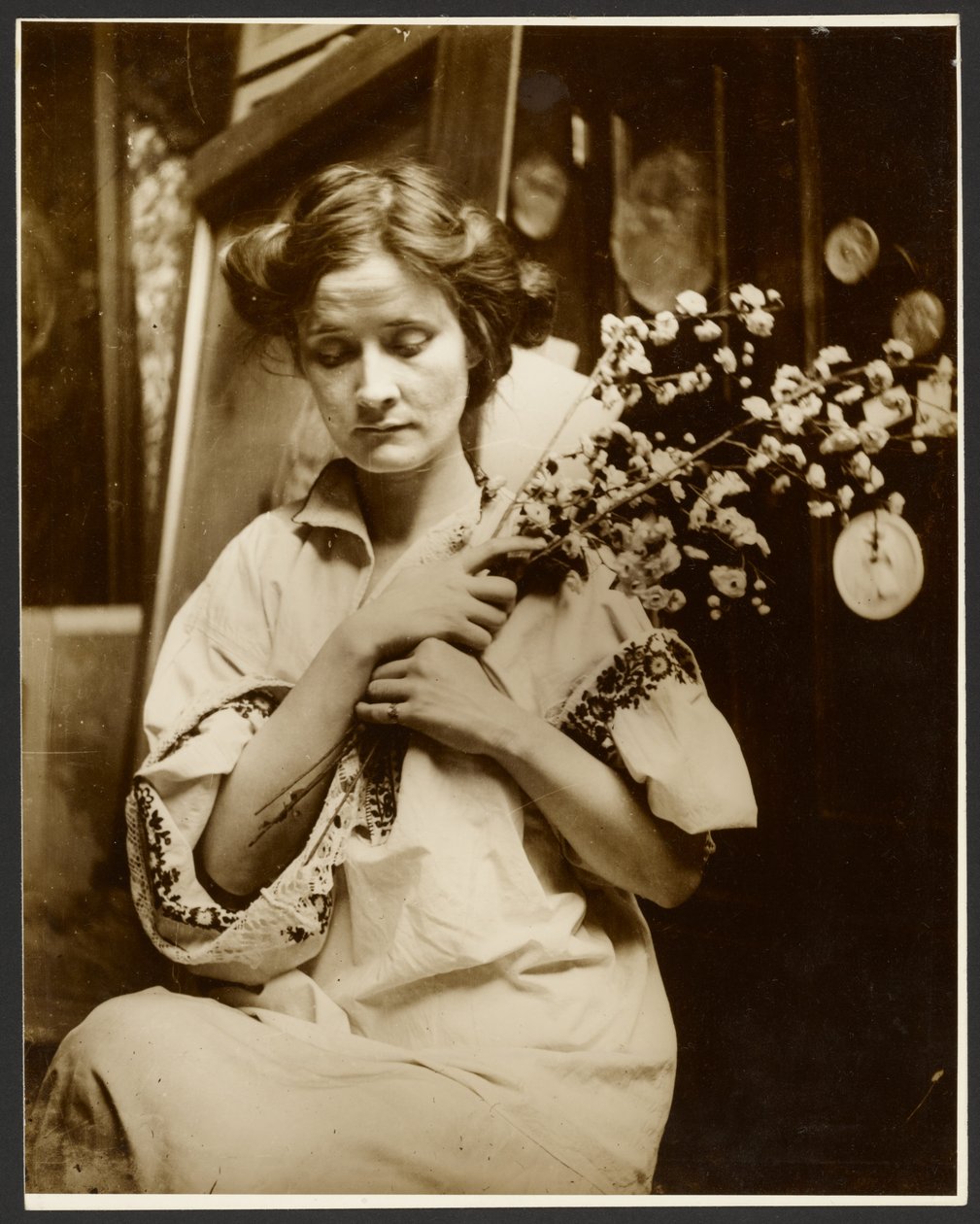 [Modèle féminin tenant des fleurs] - Alphonse Maria Mucha