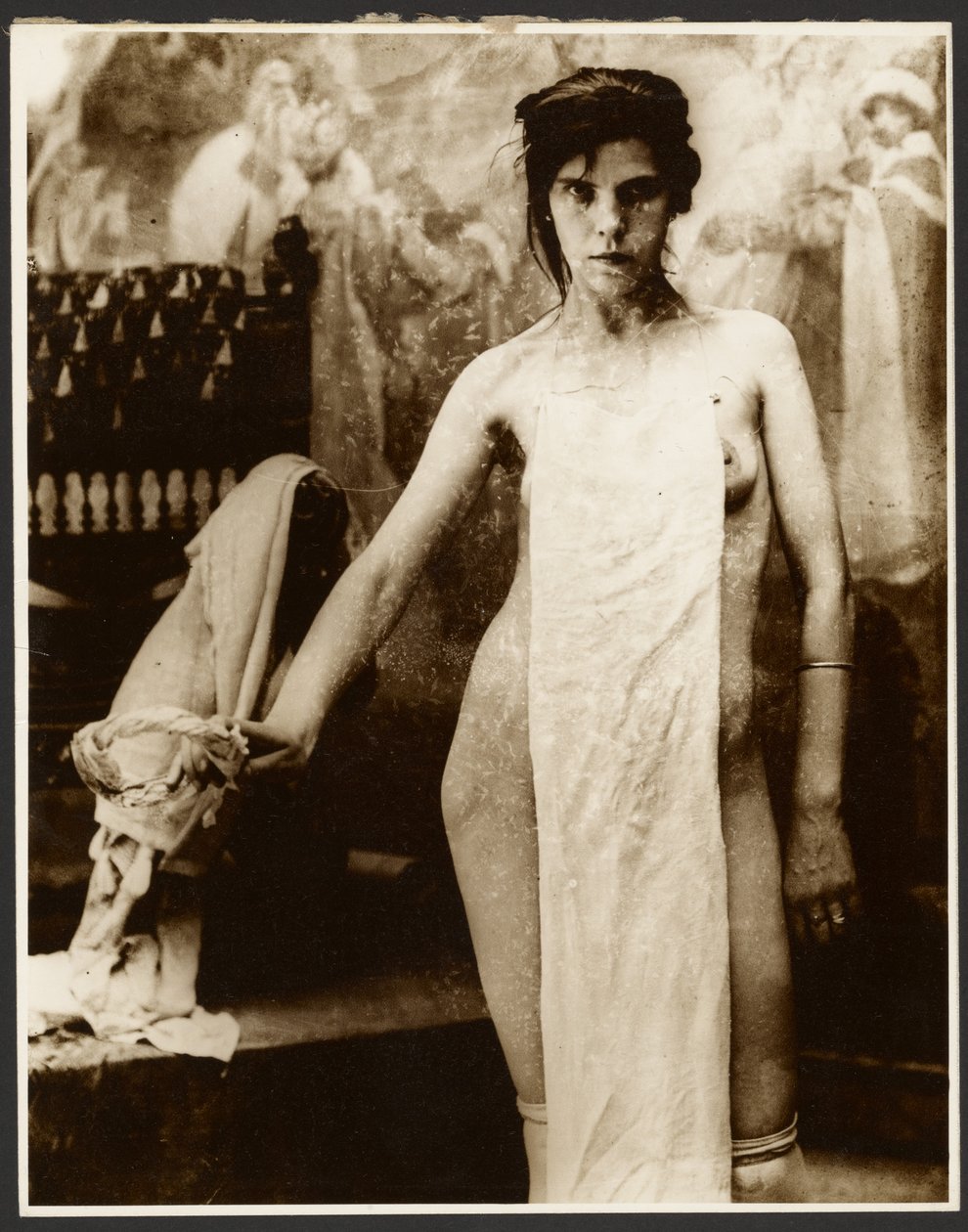 [Modèle de femme nue drapée de tissu]. - Alphonse Maria Mucha