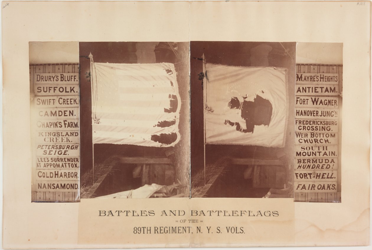 Batailles et drapeaux de bataille du 89e Régiment, N. Y. S. Vols., vers 1870 - American Photographer