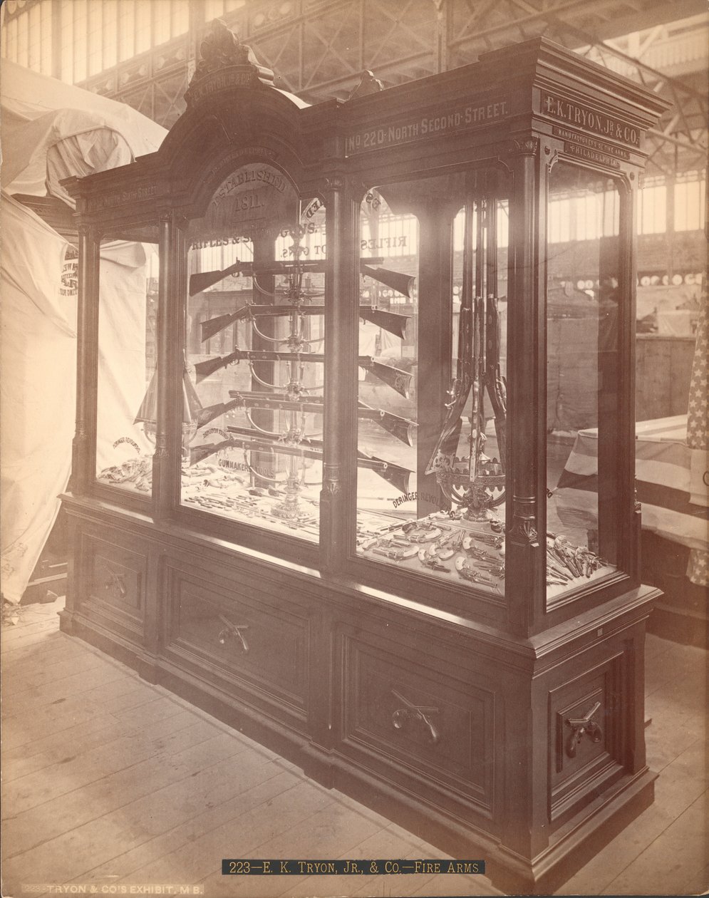 E.K. Tryon Jr. et Co. Armes à feu, Exposition du Centenaire de Philadelphie, 1876 - American Photographer