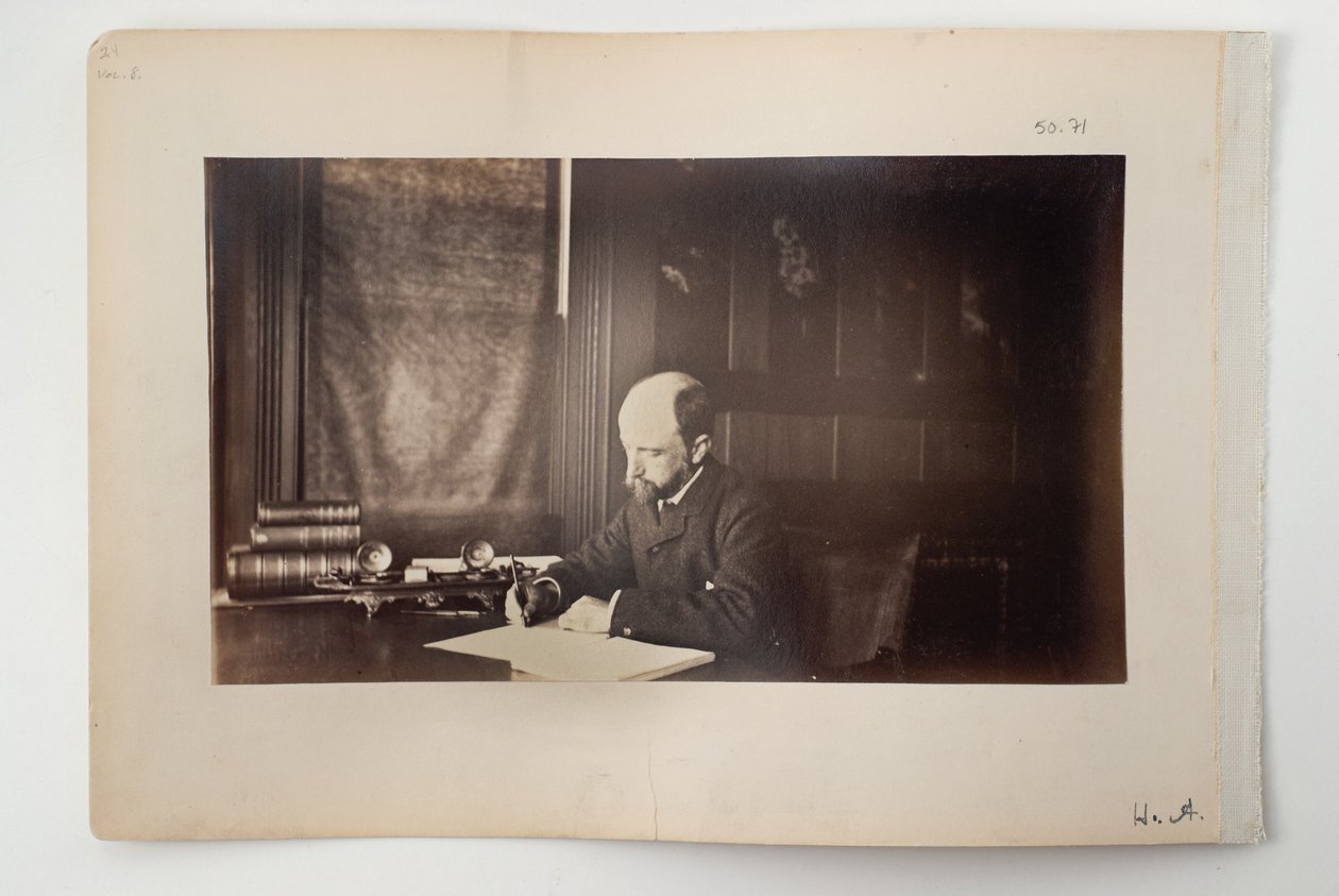 Henry Adams assis à un bureau, 1883 - American Photographer