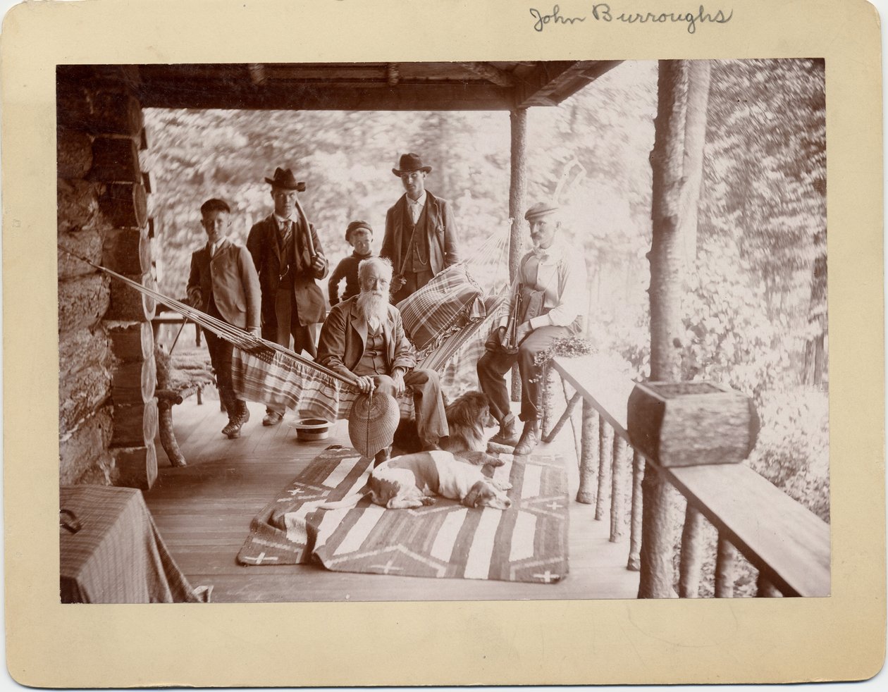John Burroughs (1827-1921), naturaliste américain, assis sur un hamac au centre du groupe - American Photographer