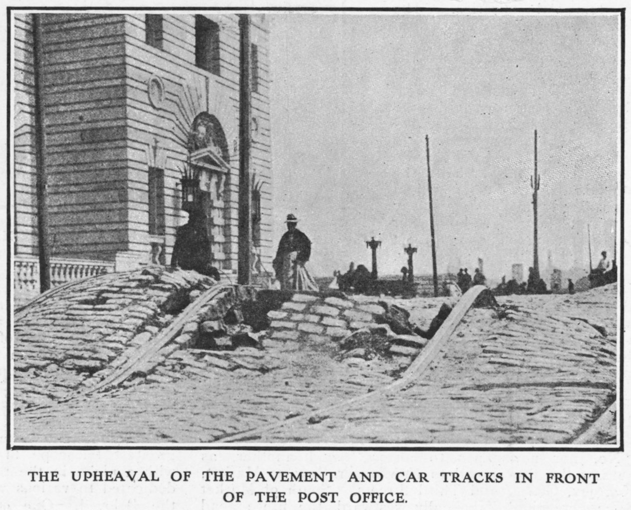 Le soulèvement du trottoir et des voies de tramway devant le bureau de poste, après le tremblement de terre de San Francisco de 1906, 1906 - American Photographer