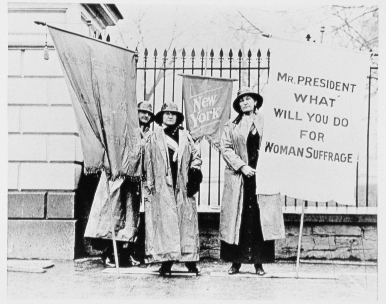 Femmes tenant des bannières devant la grille de la Maison Blanche, Washington D.C. - American Photographer