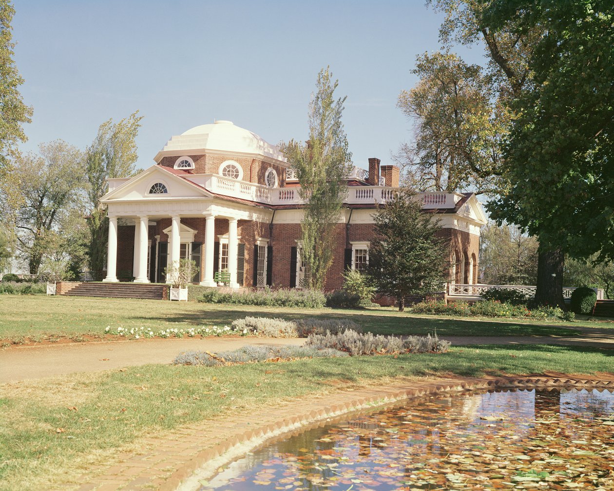 Vue de la façade ouest de Monticello, maison de Thomas Jefferson (1743-1826) construite en 1772 - American School