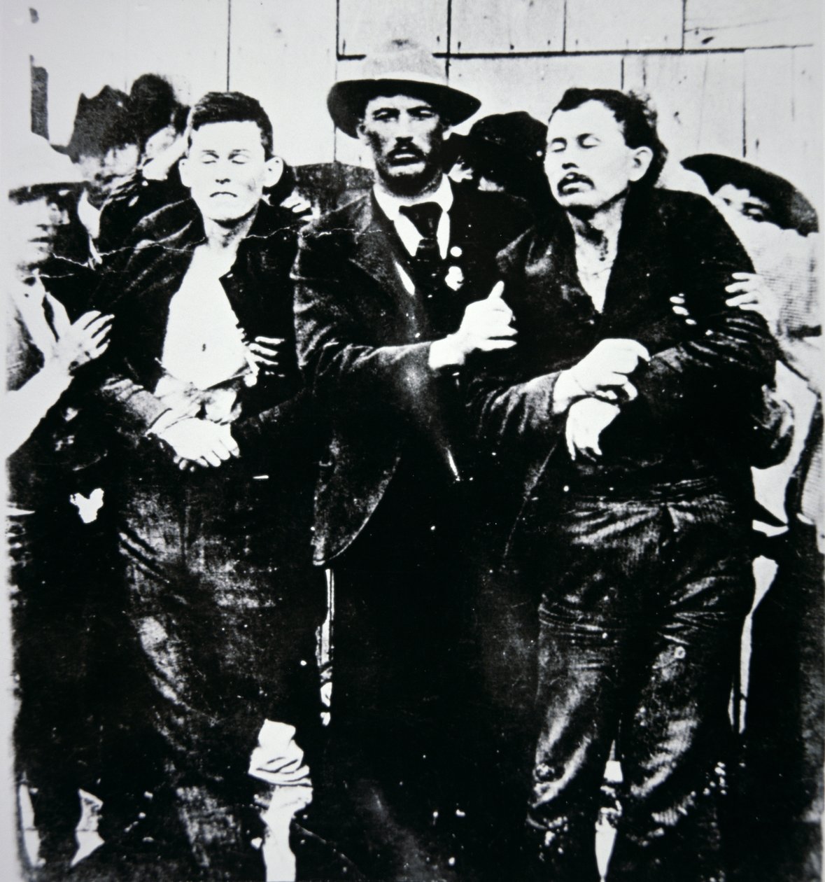 Bob et Grat Dalton avec des officiers de la loi - American Photographer
