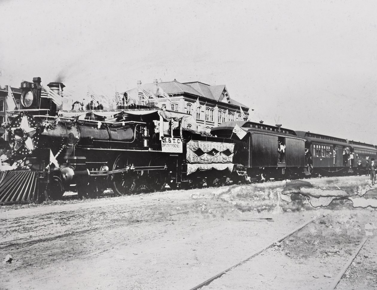 Train avec drapeaux - American Photographer