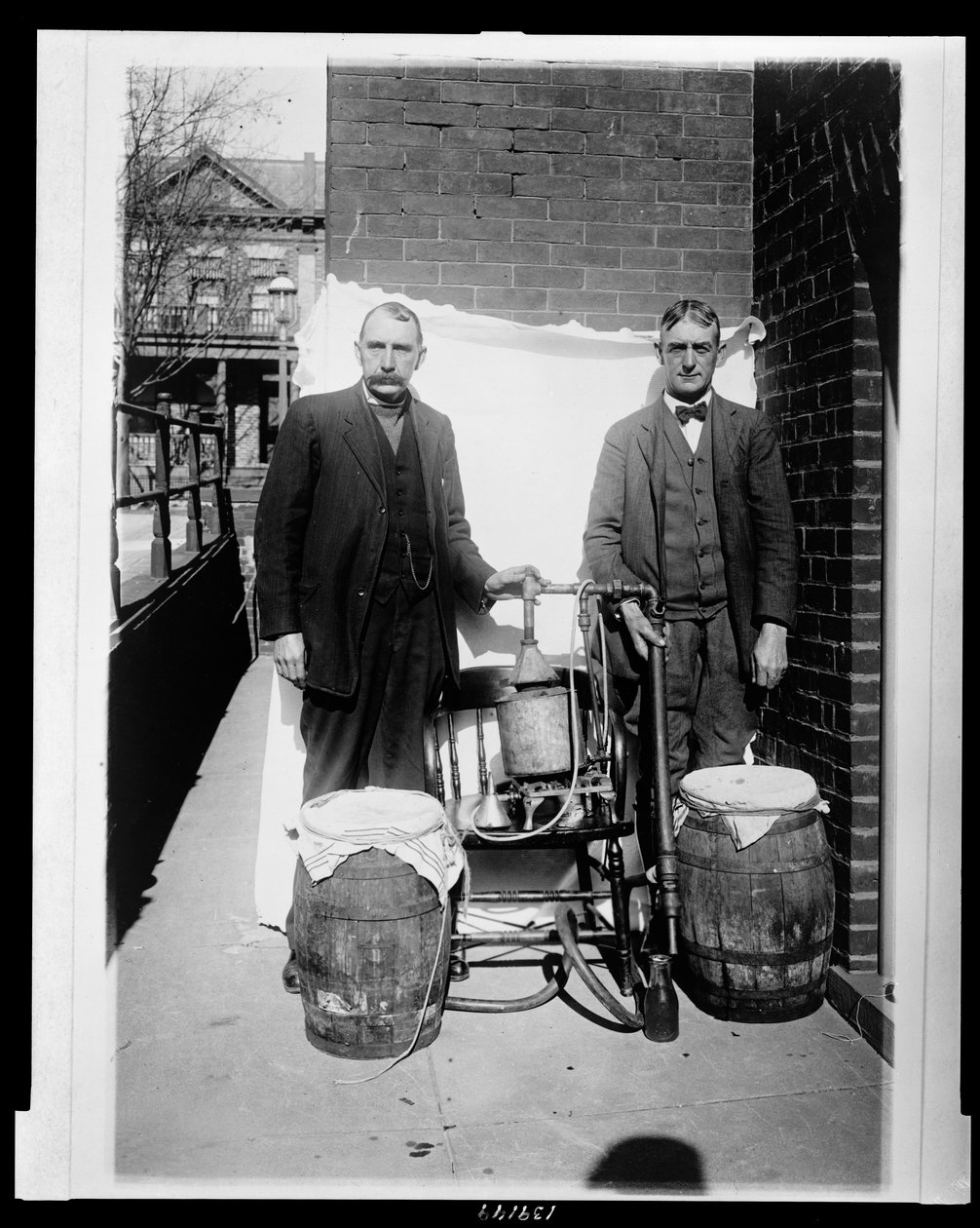 Deux hommes posant avec un alambic à whisky - American Photographer