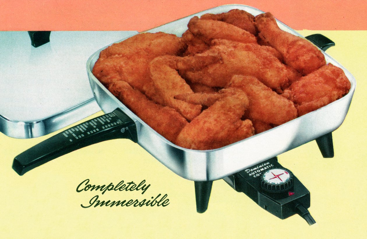 Poulet frit dans une poêle électrique rétro - American School