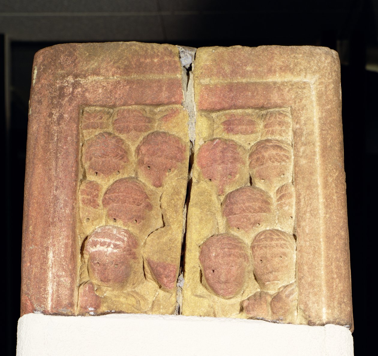 Fragment de la croix de Rothbury représentant une scène de foule, 800-850 après J.-C. - Anglo Saxon
