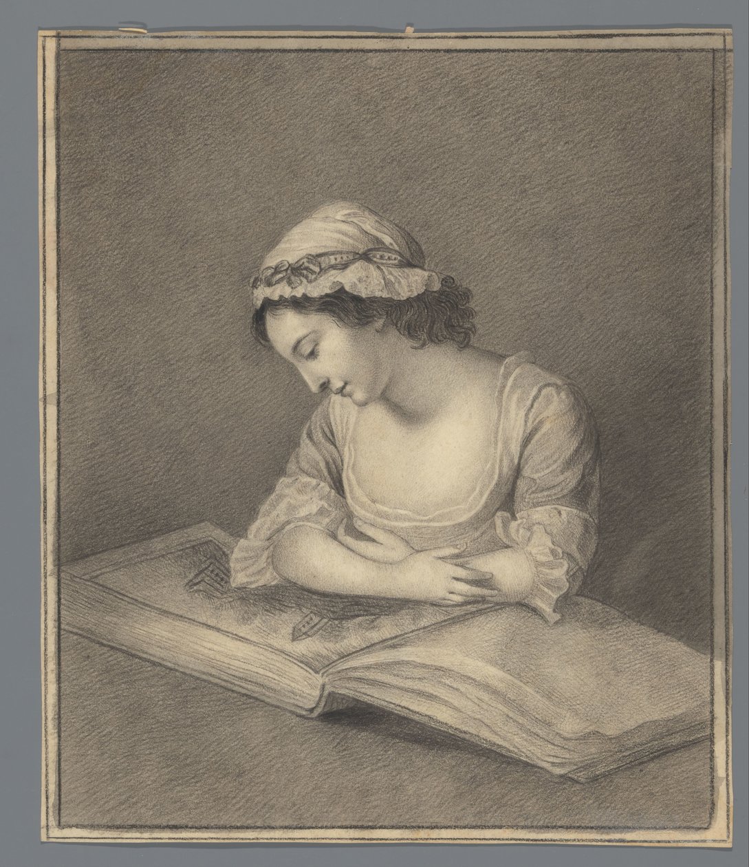 Jeune femme avec un livre d