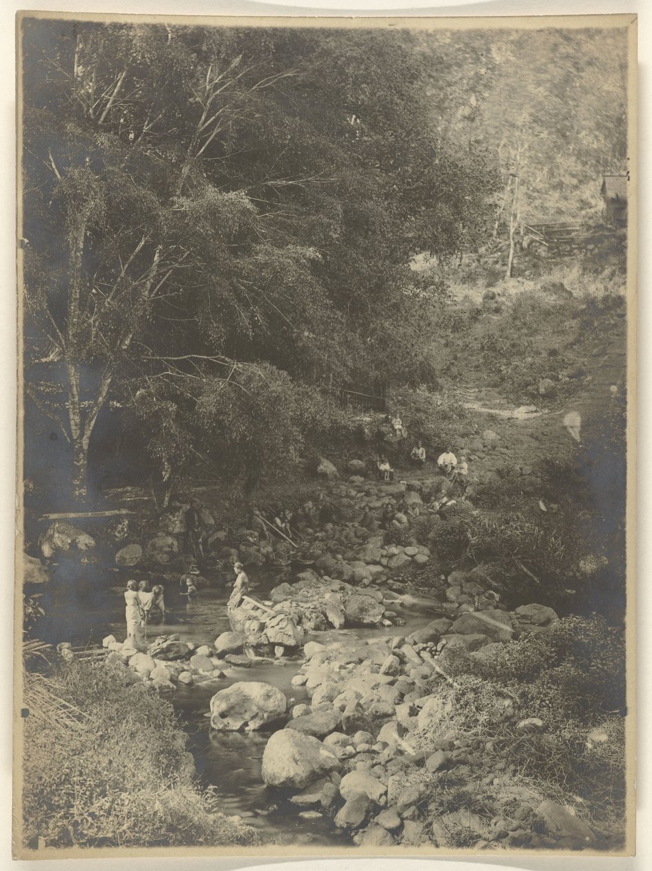 Lavage et jeux dans la rivière - Anonymous