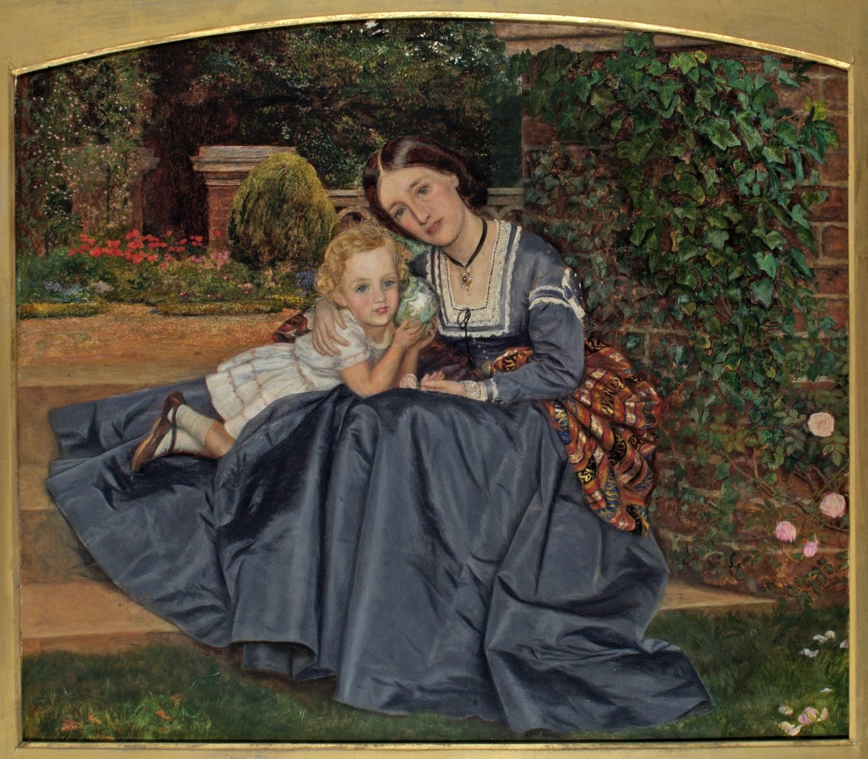 Mère et Enfant Assis dans le Jardin - Arthur Hughes