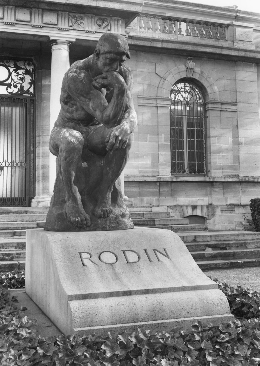 Statue du Penseur sur la tombe d