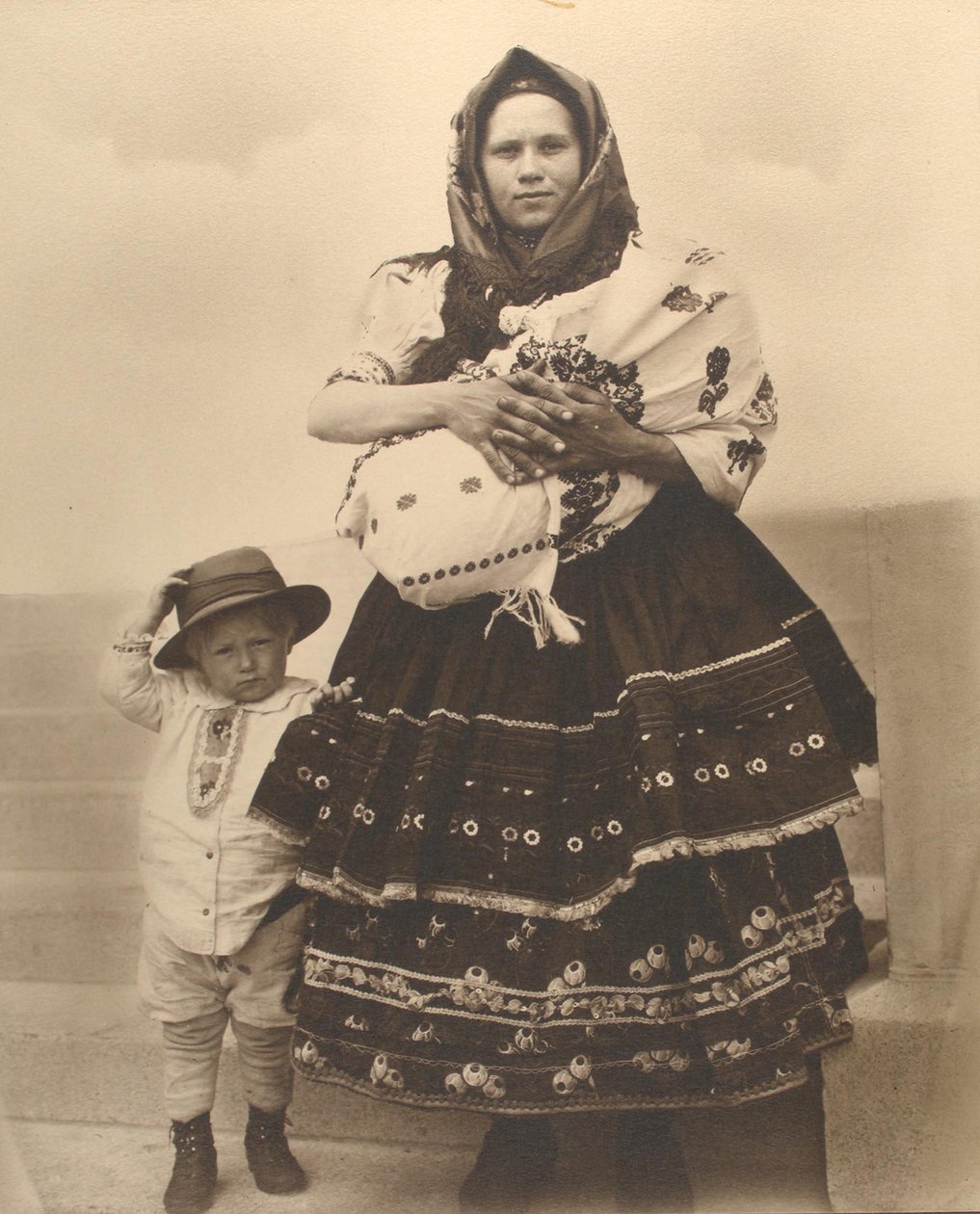 Femme et enfants slovaques, c.1910 - Augustus F. Sherman