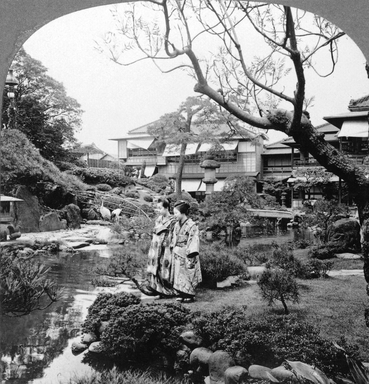 Servantes japonaises dans un jardin, 1904 - B. L. Singley