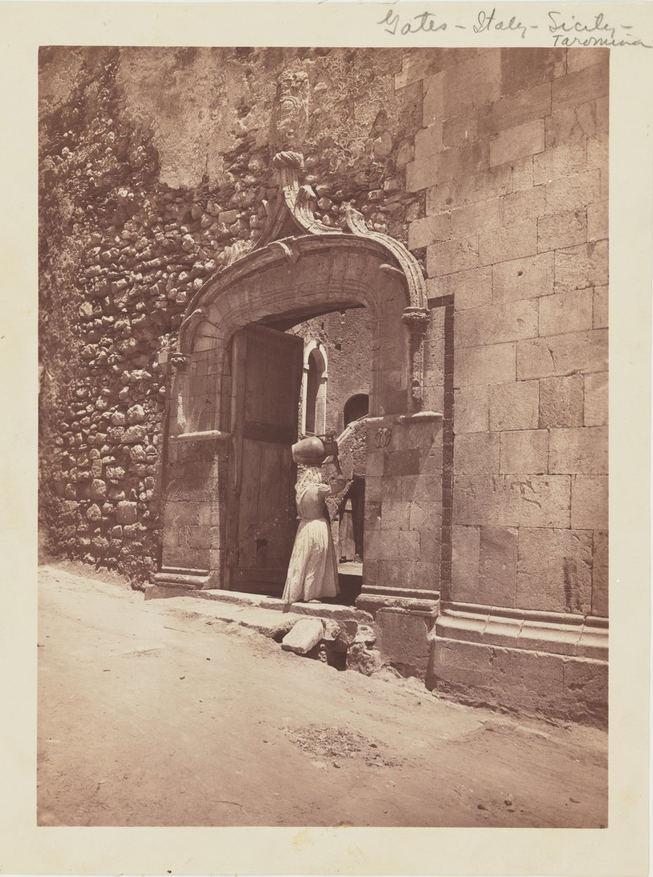 [Femme entrant dans le portail] - Baron Wilhelm von Gloeden