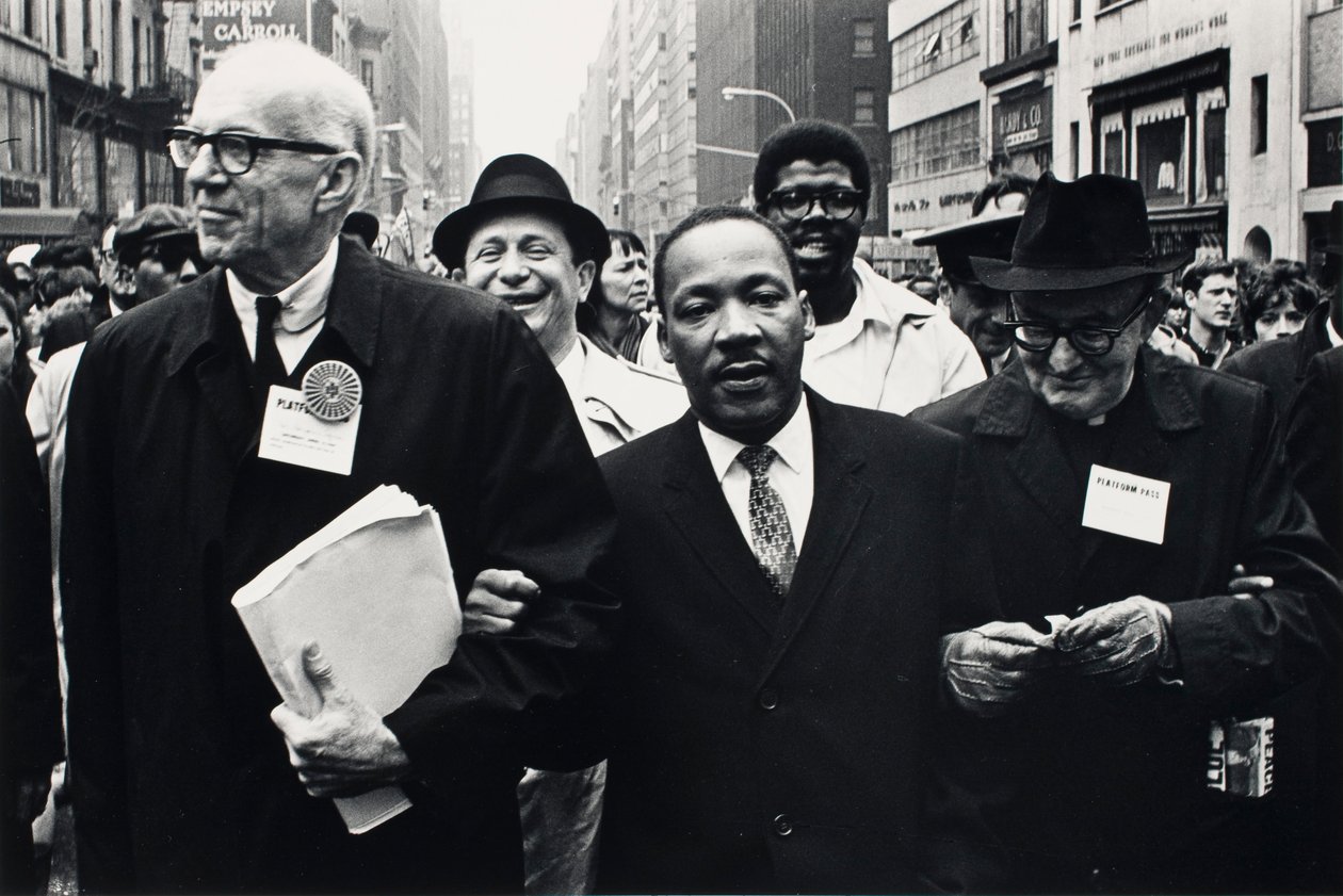 Dr. Benjamin Spock, Dr. King et Monseigneur Rice de Pittsburgh marchent dans le défilé de la Journée de la Solidarité - Benedict J. Fernandez
