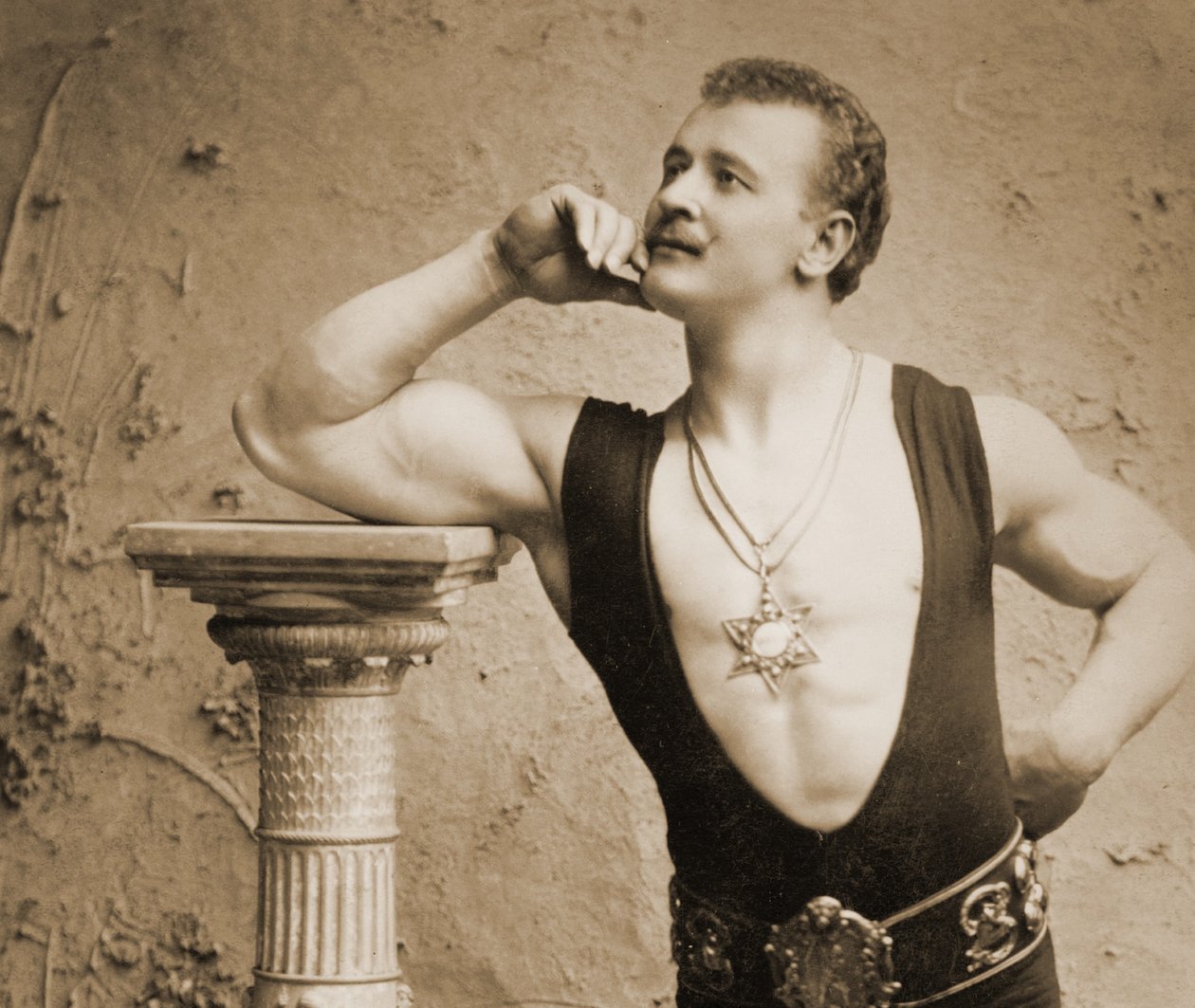 Eugen Sandow, en pose gréco-romaine classique, vers 1894 - Benjamin J. Falk