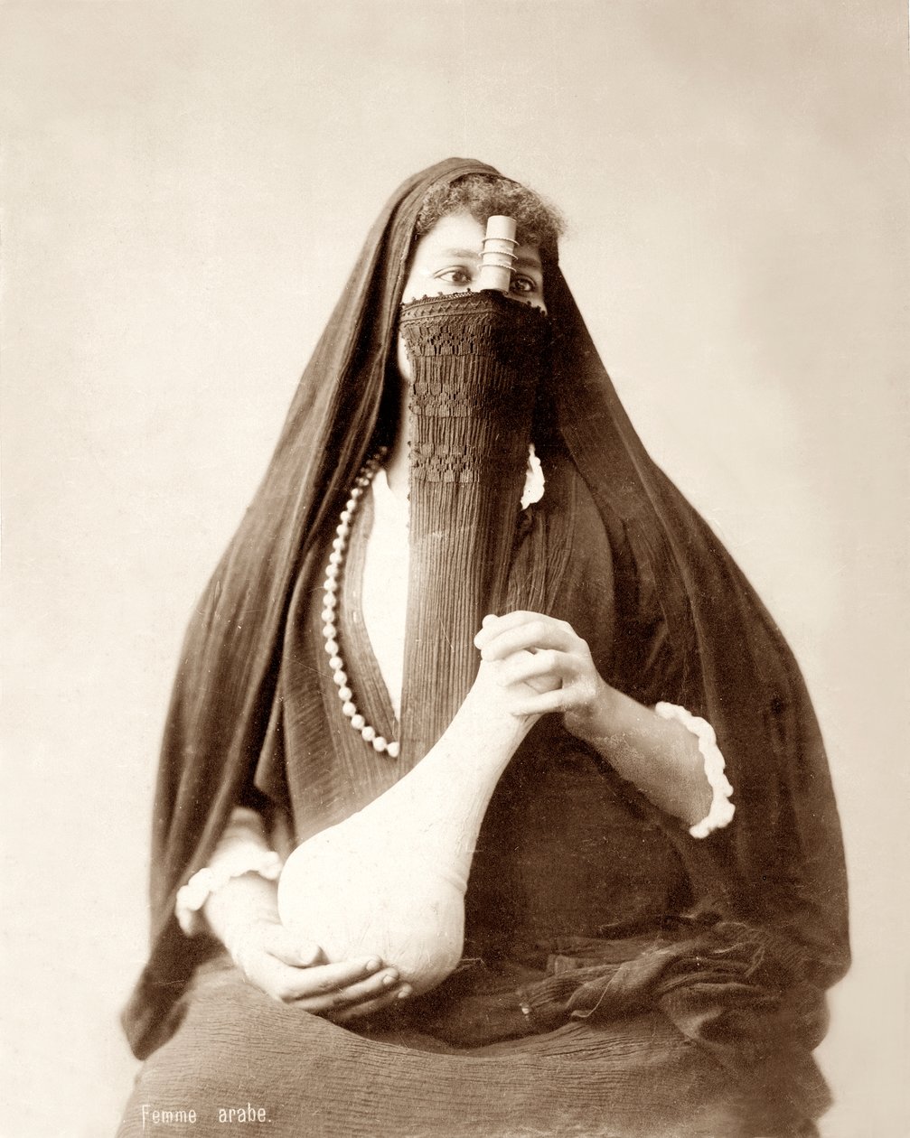 Fille avec coiffe tenant un pot, c.1867-98 - Bonfils Studio