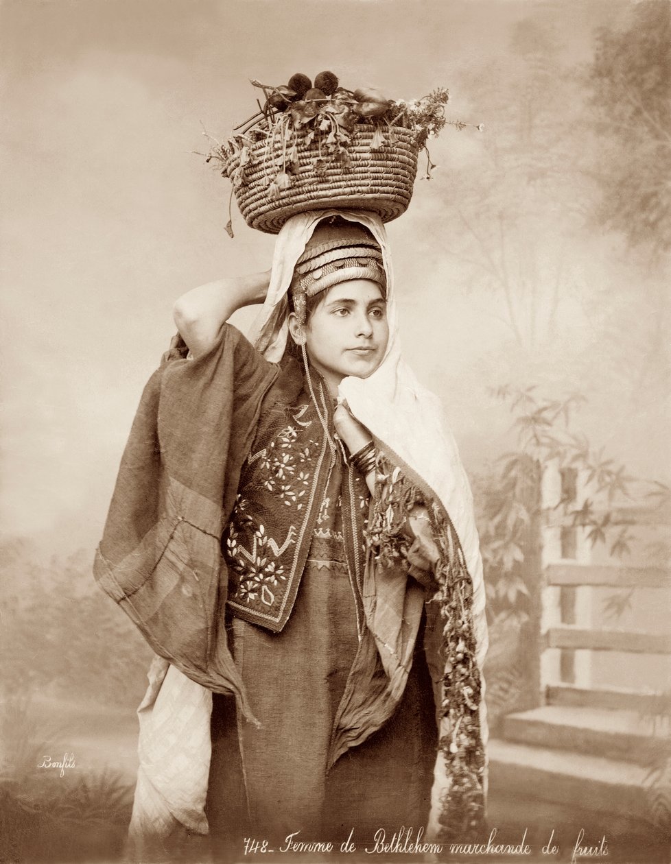 Femme avec un panier de fruits sur la tête, c.1867-98 - Bonfils Studio