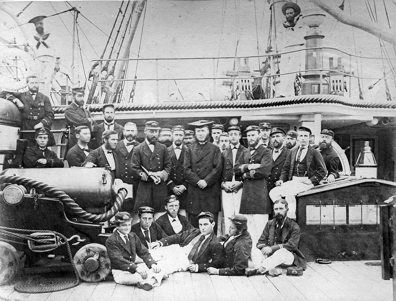 Officiers à bord du HMS Eclipse, vers 1888 - British Photographer