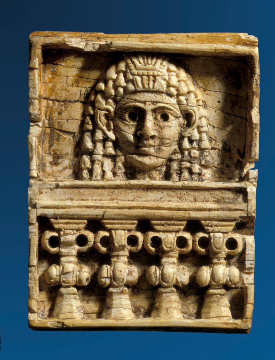 Plaque représentant une femme à une fenêtre - Bronze Age