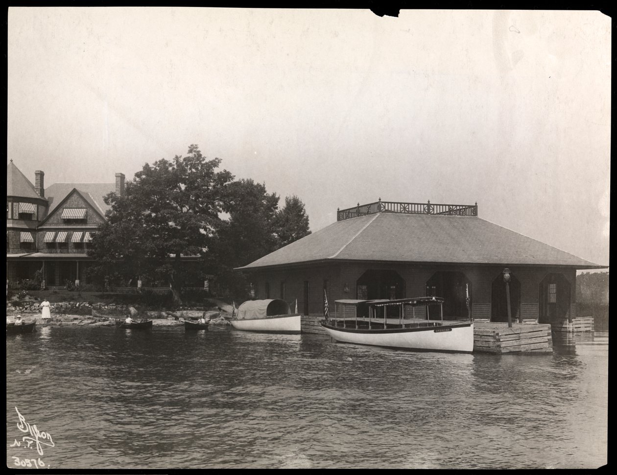 Un quai de bateau à la résidence de May Irwin dans les Mille-Îles, 1911-12 - Byron Company