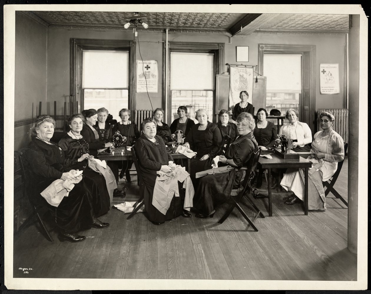 Un cercle de couture féminin à la société de secours Amelia, 115 East 101st Street, East Harlem, New York, 1920 (tirage gélatino-argentique) - Byron Company