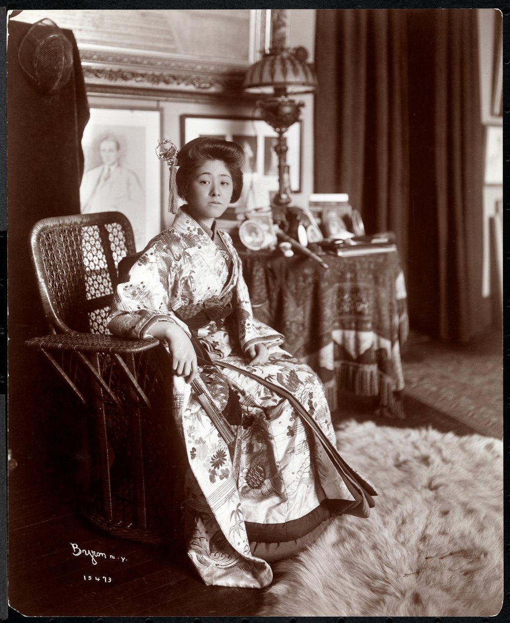 Un mannequin de mode asiatique portant un kimono au studio Strauss, New York, 1903 - Byron Company